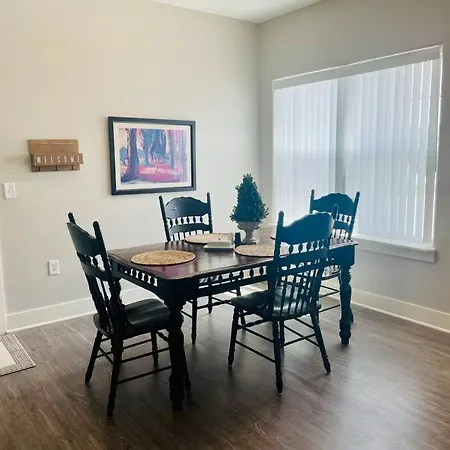 Main Floor 2 Bedroom Condo In Bettendorf